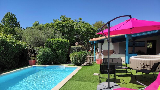 A swimming pool with a covered patio area, a barbecue grill, and a seating arrangement. - House with swimming pool in the heart of the seaside resort of Ronce /La Tremblade (La Tremblade)