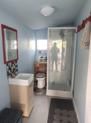 Bruser, hårtørrer, Toiletpapir