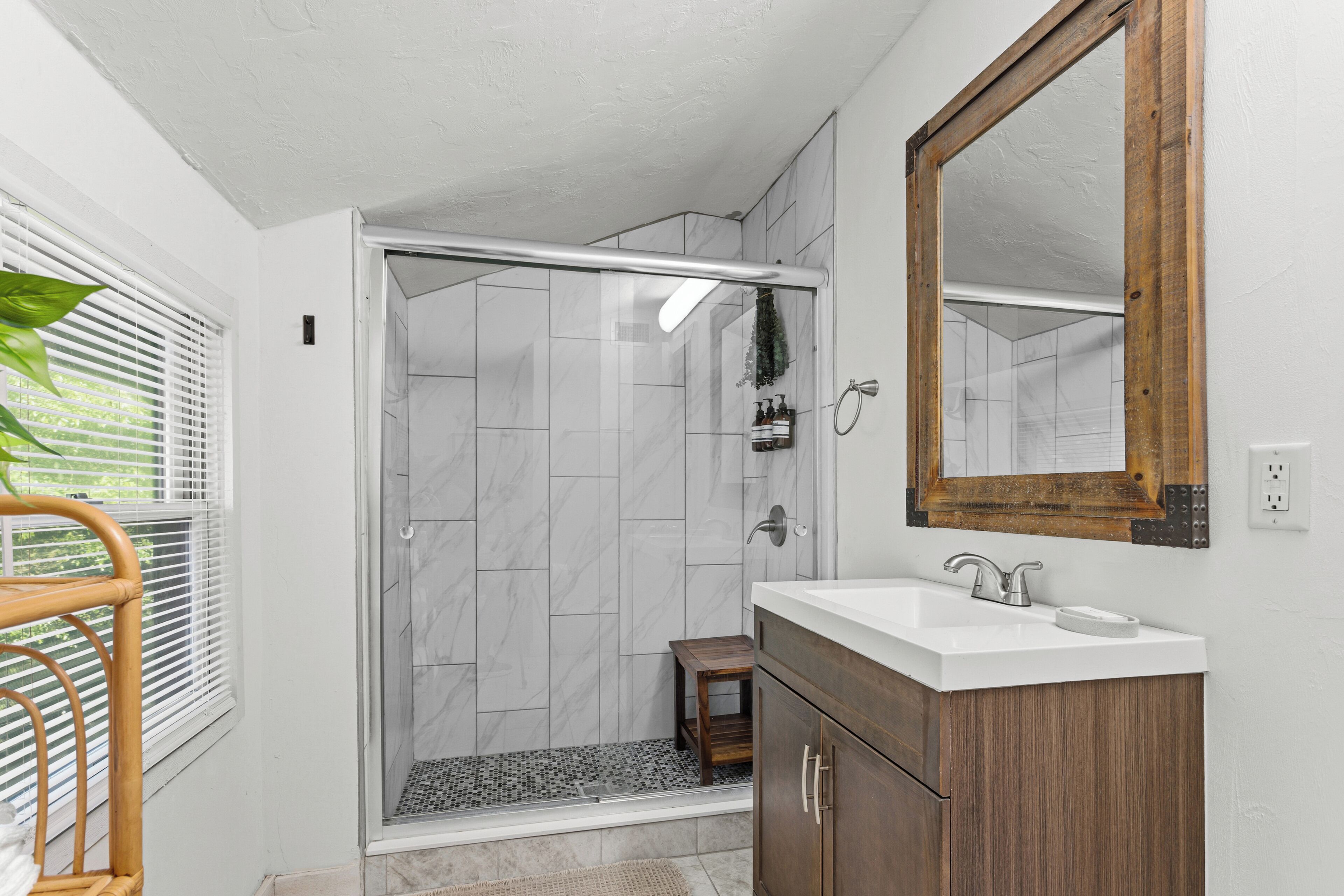 Douche, sèche-cheveux, serviettes fournies, savon
