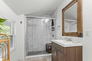 Douche, sèche-cheveux, serviettes fournies, savon