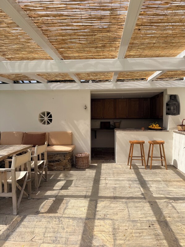 Outdoor dining - Large Villa with Pool and Private Tennis Court near Ormos Korthiou (Ormos Korthiou)