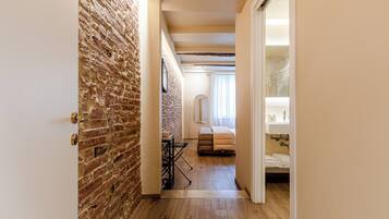 4 bedrooms, iron/ironing board, internet, bed sheets