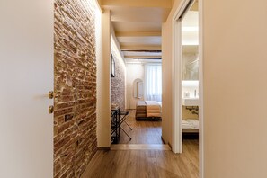 Tabla de planchar con plancha, internet y ropa de cama 