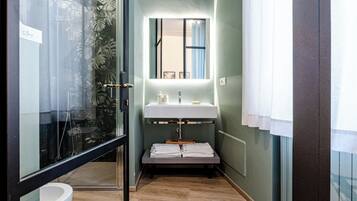 Douche, sèche-cheveux, bidet, serviettes fournies