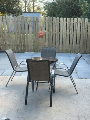 Outdoor dining - SeaClusion Beach House (Myrtle Beach)