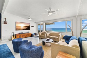 Living area - Beach House with Private Beach (Waialua)
