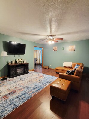 Smart TV - Fantastic 3-bedroom house in serene Green Forest with cool AC (Green Forest)