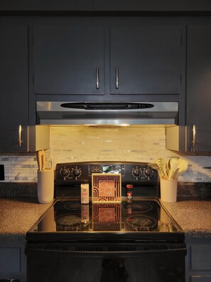 Private kitchen - Fantastic 3-bedroom house in serene Green Forest with cool AC (Green Forest)