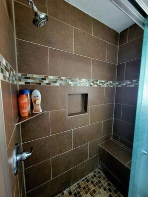Shower, hair dryer, towels, soap - Fantastic 3-bedroom house in serene Green Forest with cool AC (Green Forest)