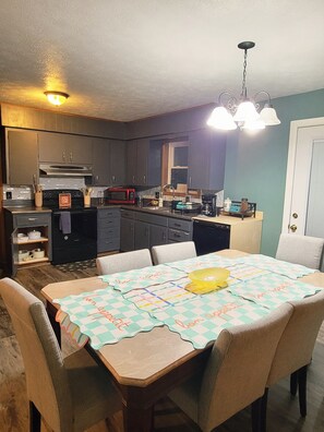 Dining - Fantastic 3-bedroom house in serene Green Forest with cool AC (Green Forest)