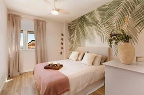 2 habitaciones, escritorio y tabla de planchar con plancha
