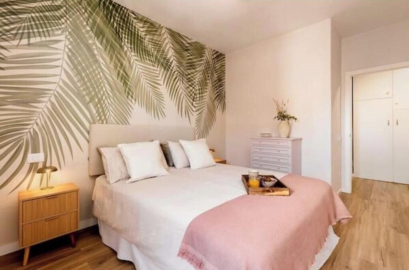 2 habitaciones, escritorio y tabla de planchar con plancha