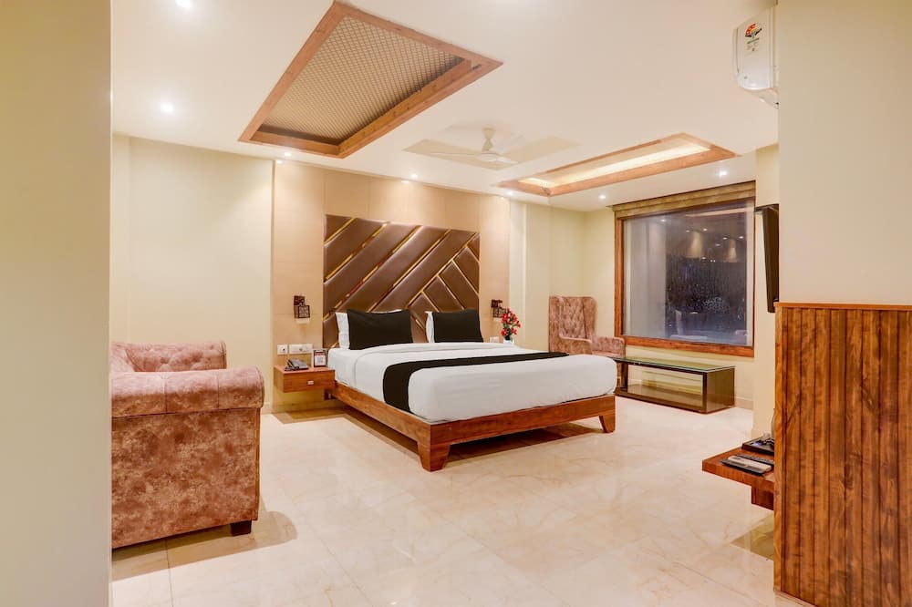 Deluxe the Golden Crown Hotel