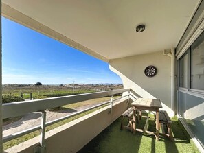 Outdoor dining - Cosy studio at Chabian (Le Grau-du-Roi)