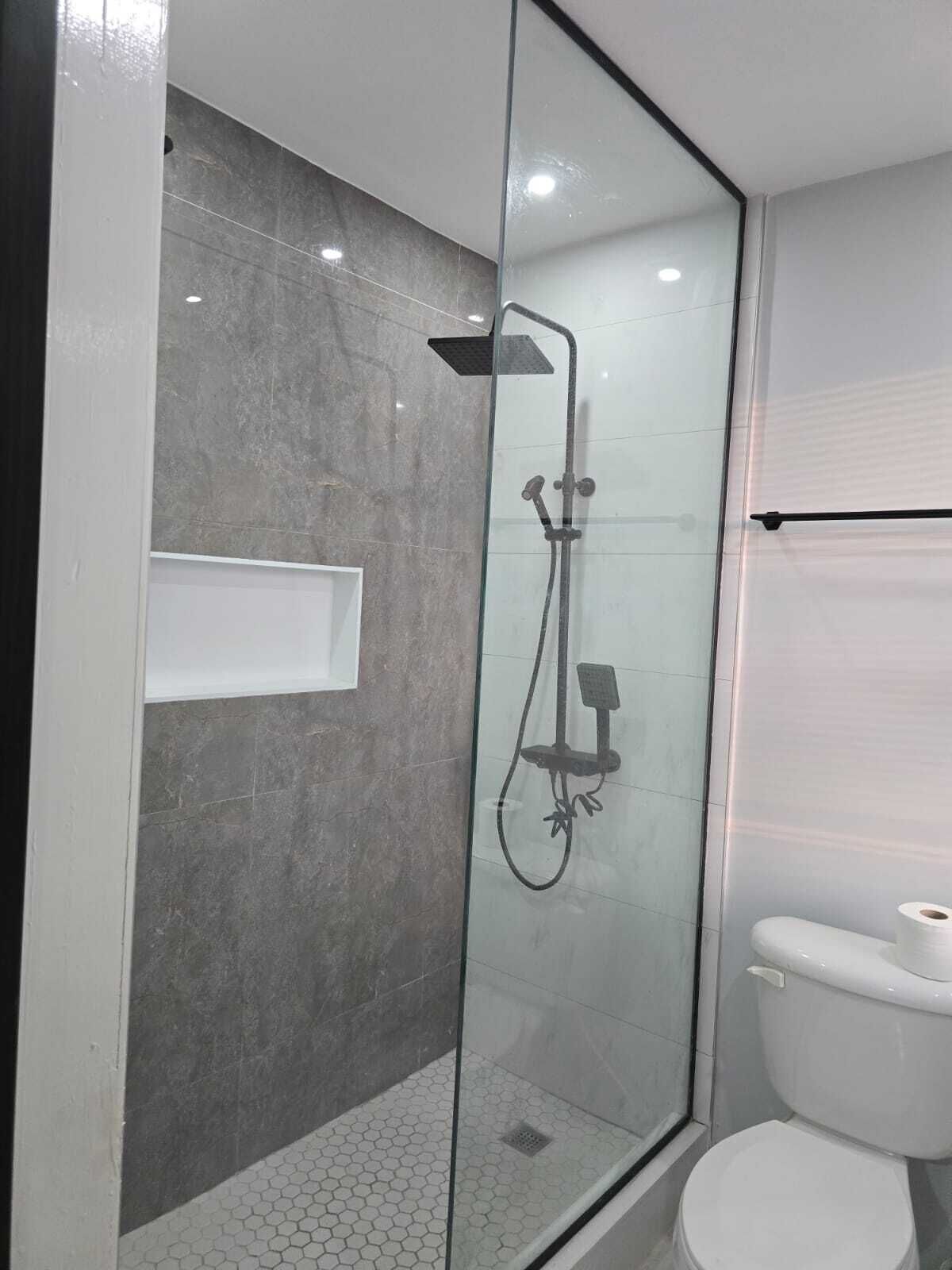 Dusche, Handtücher, Seife, Toilettenpapier