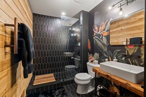 Hair dryer - Trendy Fishtown | Spacious Backyard | Walk to Bars & Cafés (Philadelphia)