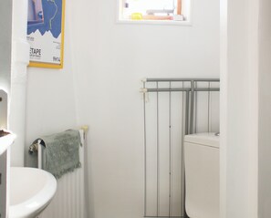 Douche, sèche-cheveux, serviettes fournies
