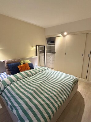 Iron/ironing board, Internet, bed sheets - Bright apartment with balcony and parking (Toulouse)