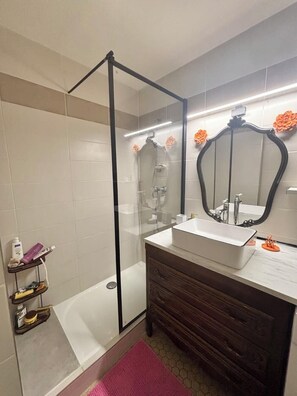 Shower, hair dryer, towels - Bright apartment with balcony and parking (Toulouse)