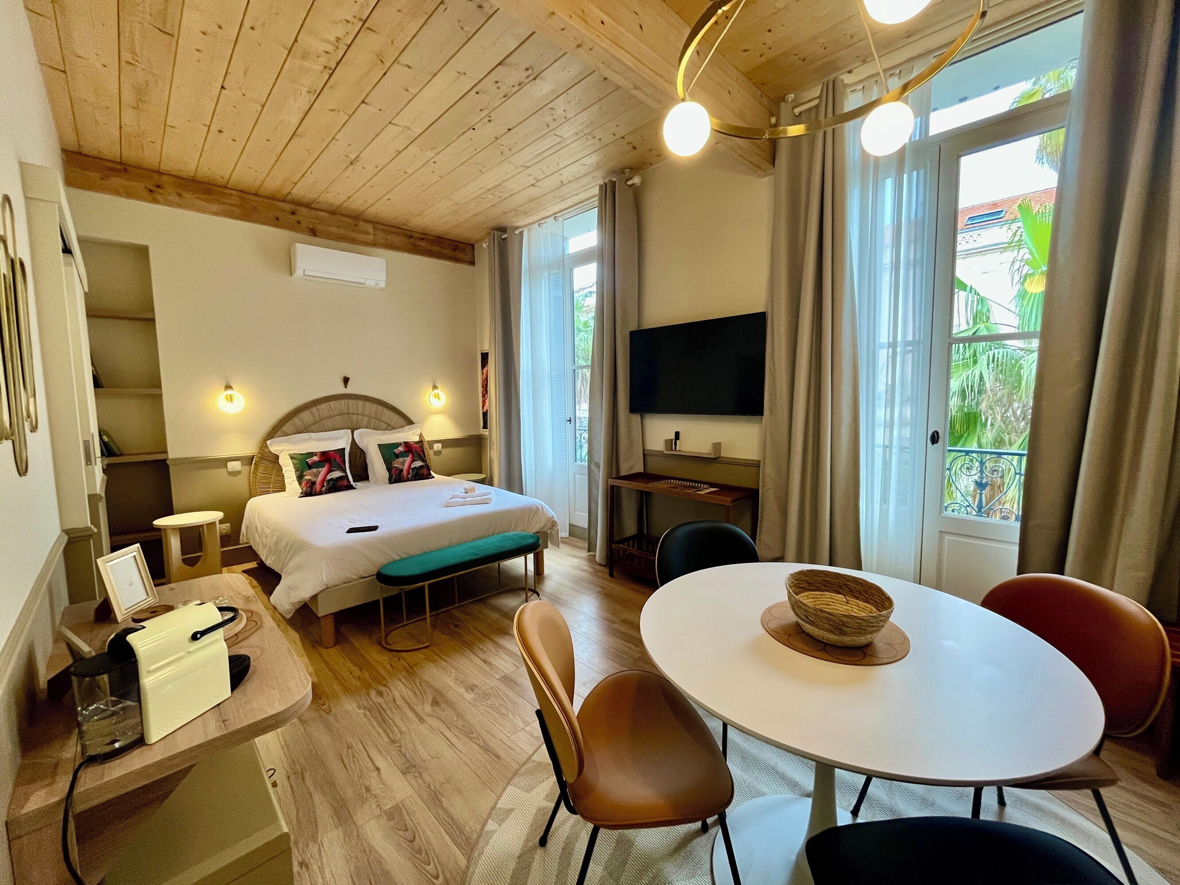 Tabla de planchar con plancha, wifi, ropa de cama