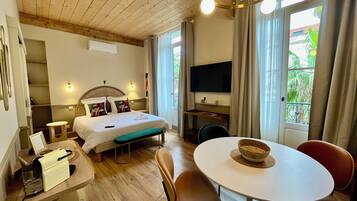 Tabla de planchar con plancha, wifi, ropa de cama