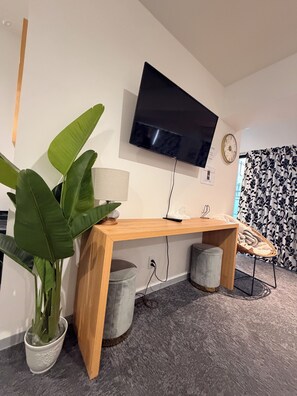 Interior - 2 minutes from Toranomon Hills Station】Excellent access to Tokyo, Ginza and Roppongi! Max. 6 people, quiet and convenient location: 5th floor (Minato-ku)