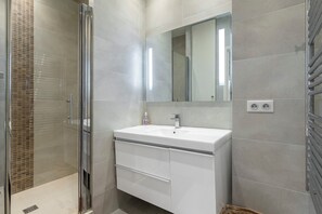 Shower, hair dryer, towels - Spacious 80m² Cannes Apt with Huge Terrace (Cannes)
