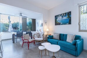 TV - Spacious 80m² Cannes Apt with Huge Terrace (Cannes)