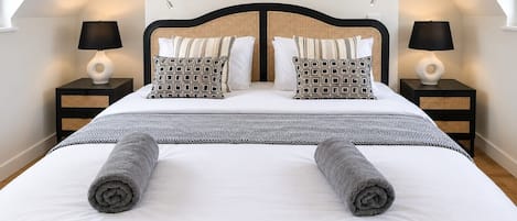 Tabla de planchar con plancha, wifi y ropa de cama