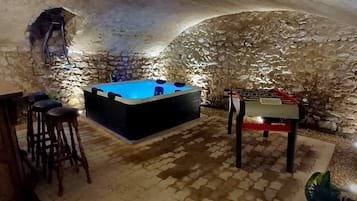 Indoor spa tub