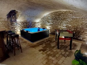 Indoor spa tub - Gite "La Greniette (Châteauneuf-sur-Loire)