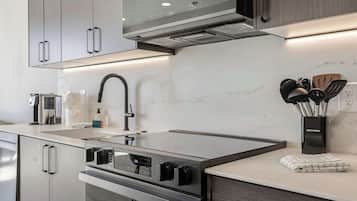 Refrigerador, microondas, horno y parrilla de estufa