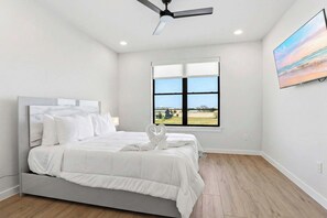Desk, iron/ironing board, travel cot, WiFi - Luxe Condo • Prime Location • 5-Star Comfort (New Braunfels)