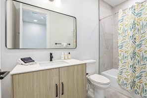Douche, sĂšche-cheveux, serviettes fournies, shampoing