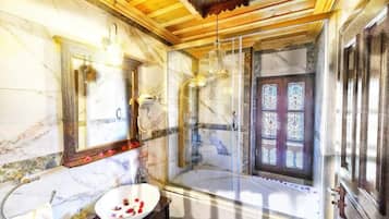 Deluxe-Doppelzimmer, Bergblick | Badezimmer | Badewanne, kostenlose Toilettenartikel, Haartrockner, Hausschuhe