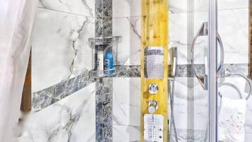Baignoire, articles de toilette gratuits, sĂšche-cheveux, chaussons