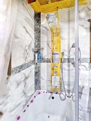 Baignoire, articles de toilette gratuits, sèche-cheveux, chaussons