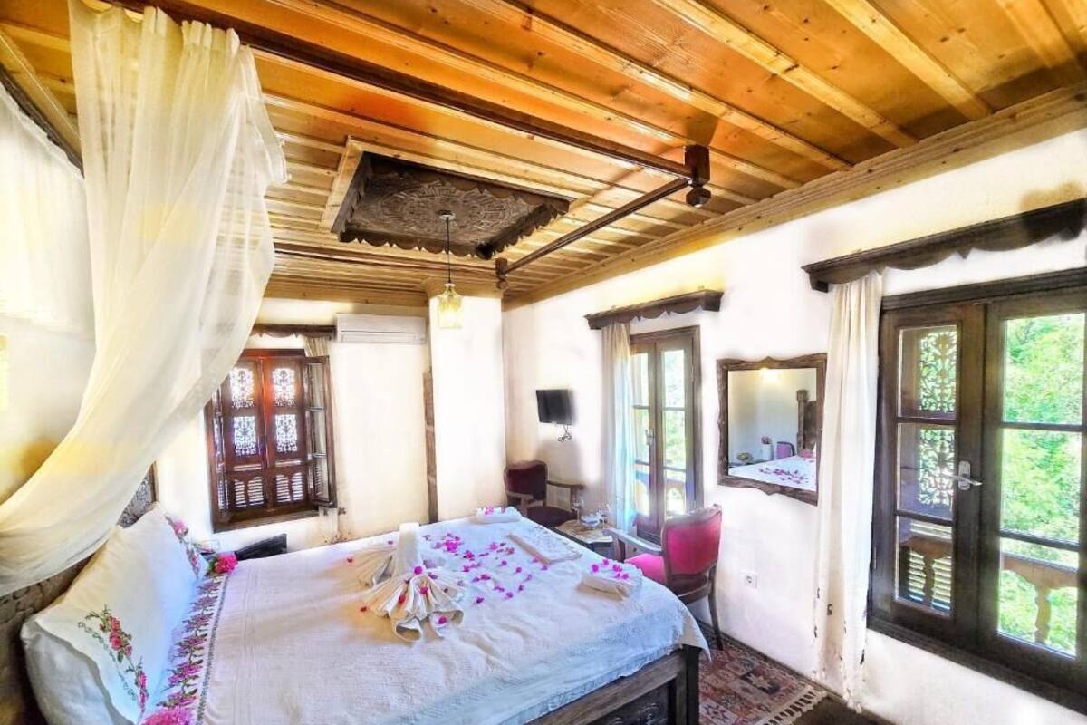 Deluxe Double Room, Mountain View | Soundproofing, free WiFi