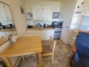 Standard-studiolejlighed - tekøkken - havudsigt | Privat køkken | Minikøleskab, mikrobølgeovn, kogeplade, køkkentøj/tallerkener/redskaber