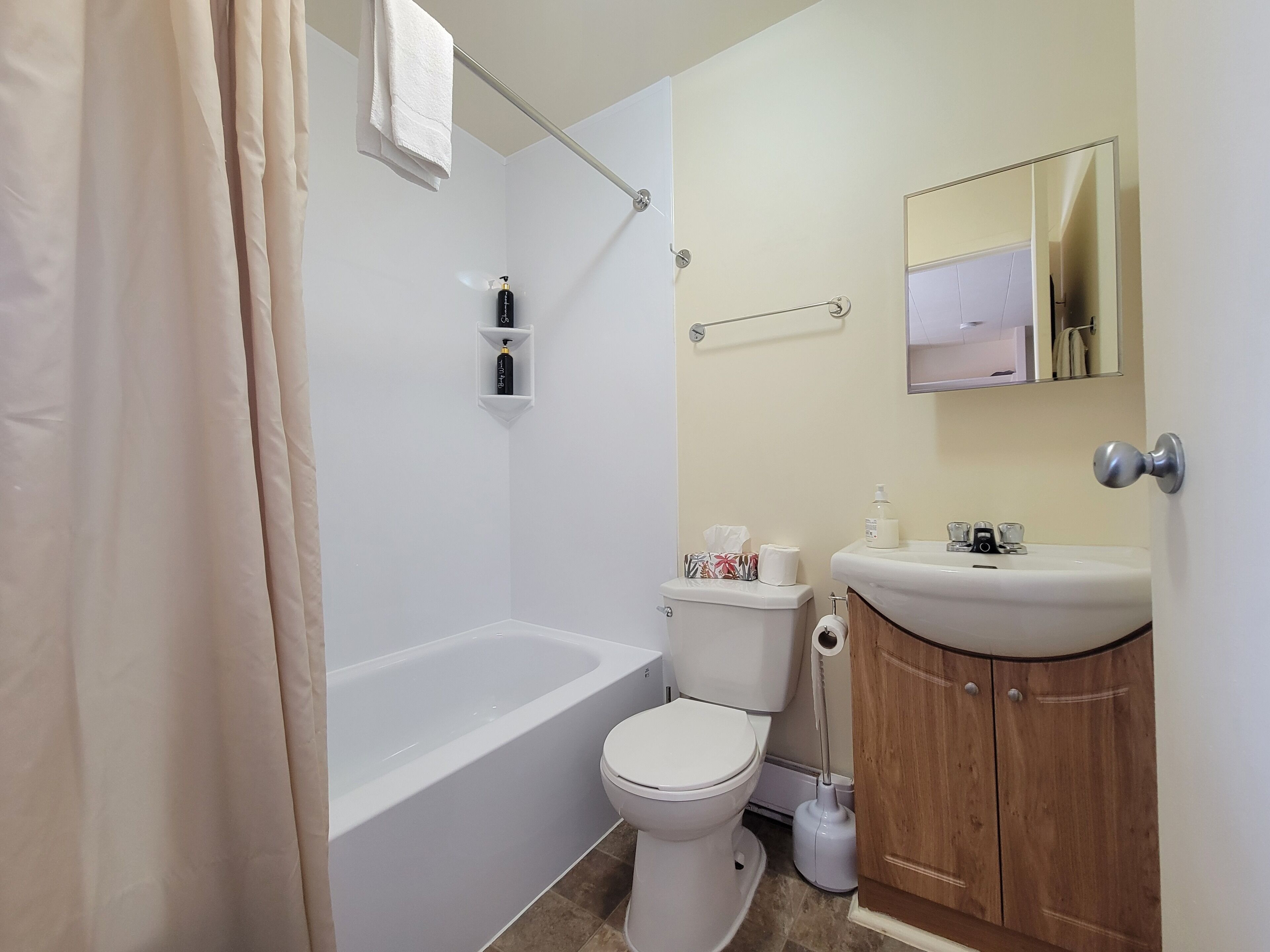 Un baño con bañera, inodoro y lavabo.