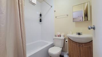 Un baño con bañera, inodoro y lavabo.