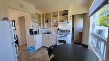 Apartment, 2 Schlafzimmer, Küche, Meerblick | Eigene Küche | Mini-Kühlschrank, Mikrowelle, Herdplatte, Kochgeschirr/Geschirr/Besteck