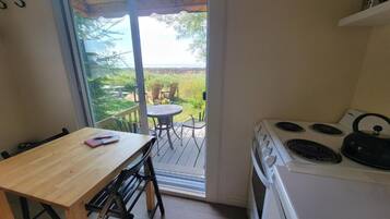 Studio Supérieur, cuisine, vue mer | Cuisine privée | Mini réfrigérateur, micro-ondes, plaque de cuisson
