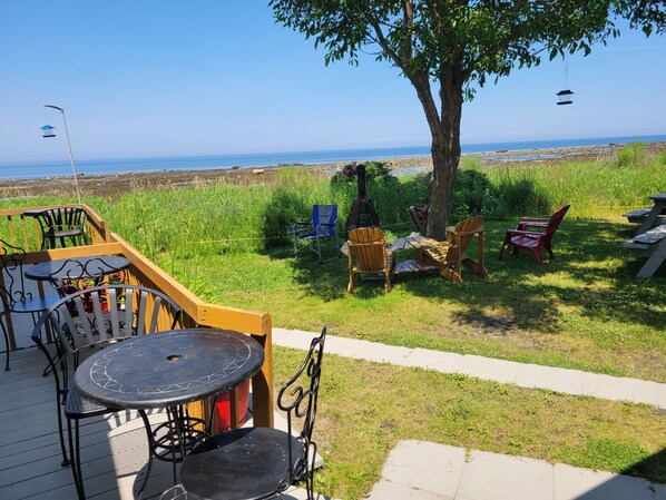 Chambre Double, 1 grand lit et 1 canapé-lit, coin cuisine, vue mer | Restauration extérieure