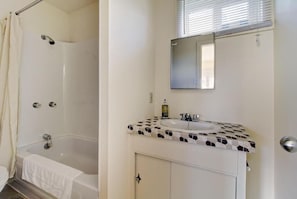 Economy Double Room, Private Bathroom | Bathroom | Combined shower/bathtub, free toiletries, hair dryer, towels