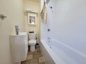 Chambre Double, 2 lits doubles, coin cuisine | Salle de bain