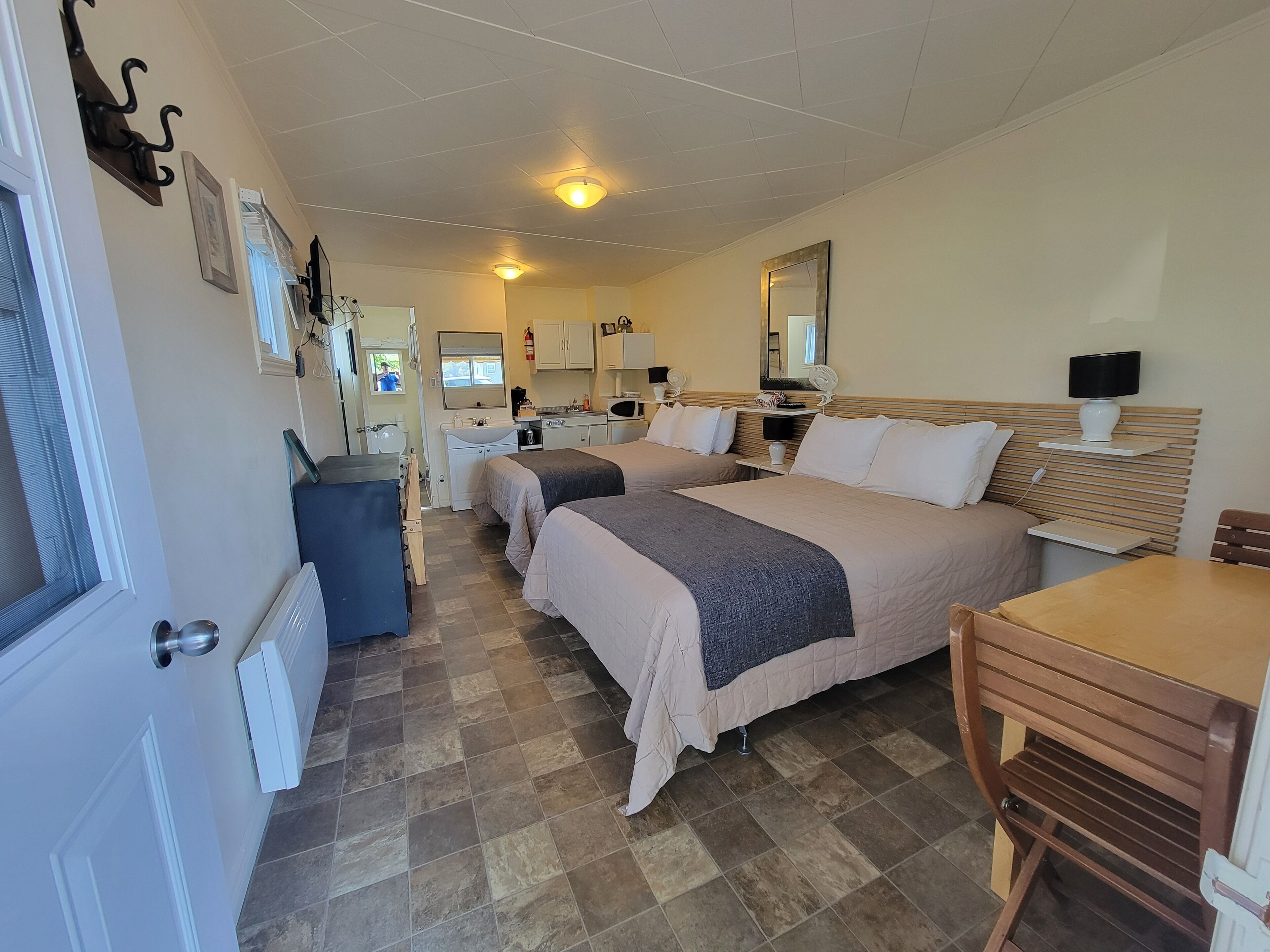 Chambre Double, 2 lits doubles, coin cuisine