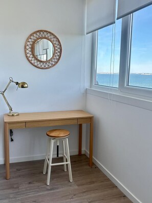 Interior - Bright Tejo View Apartment - Walk to Ferry - Peaceful Cacilhas Stay (Almada)