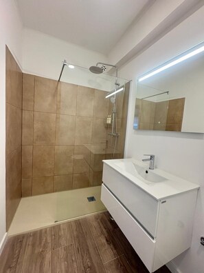Hair dryer, towels, soap, toilet paper - Bright Tejo View Apartment - Walk to Ferry - Peaceful Cacilhas Stay (Almada)