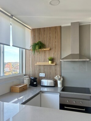 Microwave, oven, stovetop - Bright Tejo View Apartment - Walk to Ferry - Peaceful Cacilhas Stay (Almada)